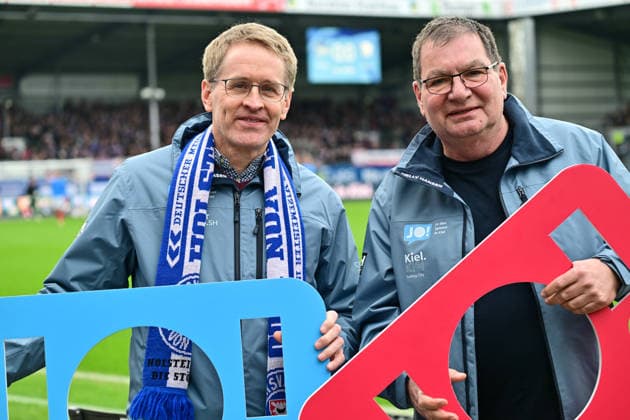 14 03 2026, Football, Men, 2 BL Bundesliga , Season 2025 2026, Holstein Kiel 1 FC Nürnberg, 26 Matchday Prime Minister Daniel Günther says JO to Olympia with stadium announcer York Lange Kiel, Holstein Stadion Holstein Stadion Schleswig Holstein Germany