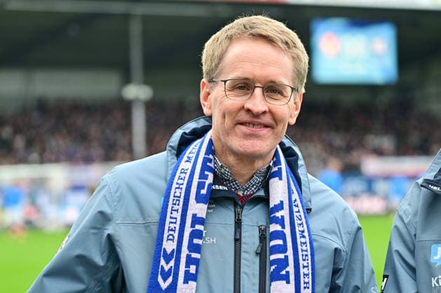 14 03 2026, Football, Men, 2 BL Bundesliga , Season 2025 2026, Holstein Kiel 1 FC Nürnberg, 26 Matchday Prime Minister Daniel Günther says JO to Olympia with stadium announcer York Lange Kiel, Holstein Stadion Holstein Stadion Schleswig Holstein Germany