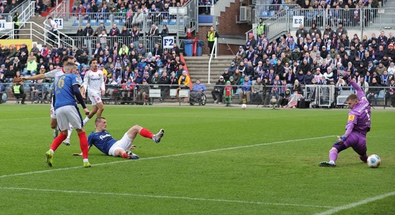14 03 2026 Soccer Season 2025 2026 2 Soccer Bundesliga 26 Matchday Holstein Kiel KSV Kieler Sportvereinigung Holstein von 1900 Störche 1 FC Nürnberg FCN Club Sportfoto Zink DaMa xdaxmax DFL regulations prohibit any use of photographs as image sequences and or quasi video only for editorial use Tor Treffer Goal shot to 0 1 Goalscorer Julian Justvan 10, 1 FC Nürnberg FCN gg Timon Weiner 1, Holstein Kiel