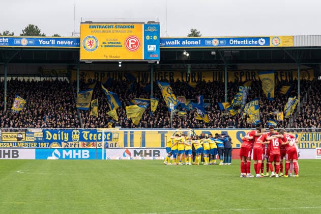 Germany Soccer 2 Bundesliga, Matchday 27 2025 2026, Eintracht Braunschweig Fortuna Düsseldorf on 14 03 in Braunschweig Eintracht Stadion Team circle before the match Copyright: xSvenxHeidmannx