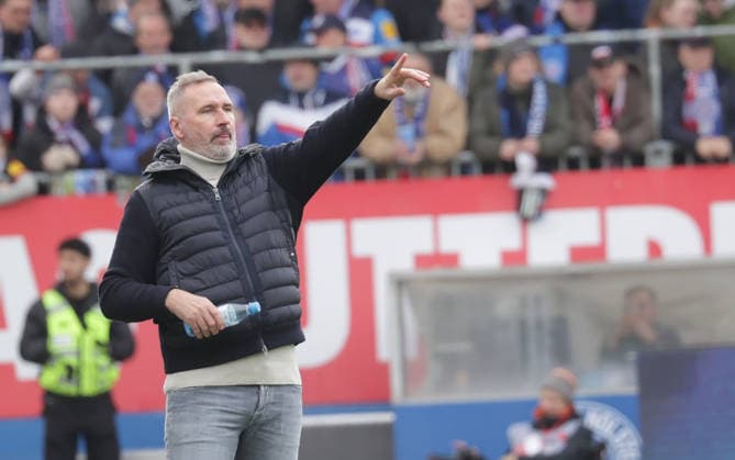 Coach Tim Walter Holstein Kiel Football, Men, Season 2025 2026, 2 BL, Holstein Stadion, Holstein Kiel vs 1 FC Nuernberg DFL REGULATIONS PROHIBIT ANY USE OF PHOTOGRAPHS AS IMAGE SEQUENCES AND OR QUASI VIDEO