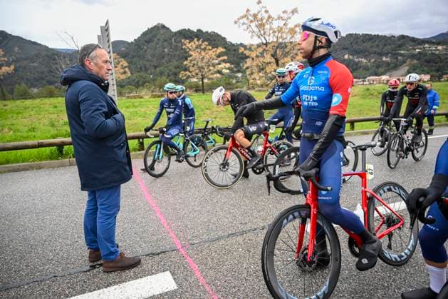 Paris Nice 2026 Stage 7 AURON, FRANCE - MARCH 14 : Russo Clement (FRA) of Groupama - FDJ United and Gouvenou Thierry (FRA) race director of ASO at the start line during stage 7 of the 84th edition of Paris - Nice an UCI World Tour 2.UWT cycling road race stage for Men Elite of 138.7 km with start in Nice and finish in Auron on March 14, 2026 in Auron, France, 14 03 2026 ( Motordriver Guy De Vuyst - Auron France  Copyright: xNicoxVereeckenx