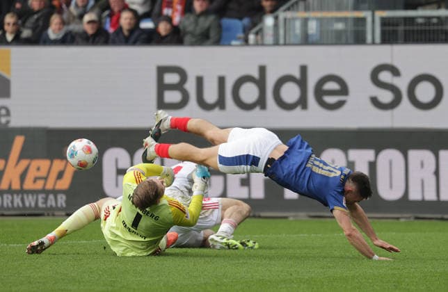 Adrian Kapralik Holstein Kiel , Luka Lochoshvili 1 FC Nuernberg , Goalkeeper Jan Reichert 1 FC Nuernberg Soccer, Men, Season 2025 2026, 2 BL, Holstein Stadion, Holstein Kiel vs 1 FC Nuernberg DFL REGULATIONS PROHIBIT ANY USE OF PHOTOGRAPHS AS IMAGE SEQUENCES AND OR QUASI VIDEO