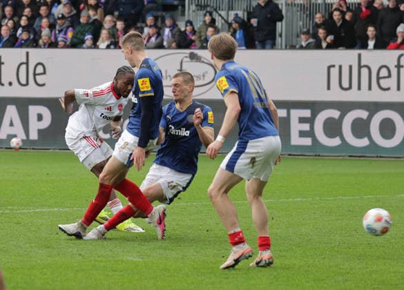 Here Mohamed Ali Zoma 1 FC Nuernberg scores the goal for 2 3 Soccer, Men, Season 2025 2026, 2 BL, Holstein Stadion, Holstein Kiel vs 1 FC Nuernberg DFL REGULATIONS PROHIBIT ANY USE OF PHOTOGRAPHS AS IMAGE SEQUENCES AND OR QUASI VIDEO
