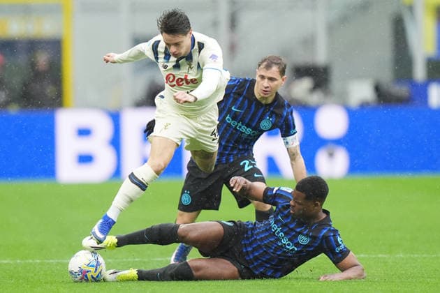 Inter Milan™s Denzel Dumfries and Atalanta s Nicola Zelewski during the Serie A soccer match between Inter and Atalanta at the San Siro Stadium in Milan , north Italy - Saturday , March 14 , 2026. - Soccer .  Copyright: xSpada LaPressex