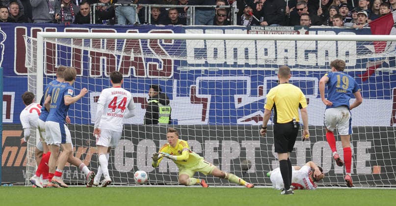 Last chance for Kiel, Goal kick Phil Harres Holstein Kiel fails at goalkeeper Jan Reichert 1 FC Nuremberg Football, Men, Season 2025 2026, 2 BL, Holstein Stadion, Holstein Kiel vs 1 FC Nuremberg, 2 3 DFL REGULATIONS PROHIBIT ANY USE OF PHOTOGRAPHS AS IMAGE SEQUENCES AND OR QUASI VIDEO