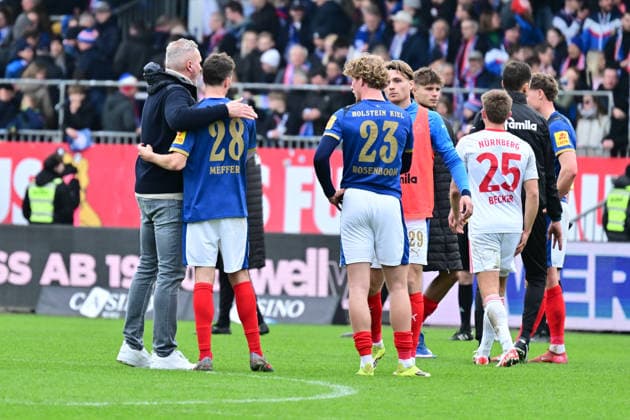 14 03 2026, Soccer, Men, 2 BL Bundesliga , Season 2025 2026, Holstein Kiel 1 FC Nürnberg, Matchday 26 Coach Tim Walter Kiel with his players after the match Kiel, Holstein Stadion Holstein Stadion Schleswig Holstein Germany