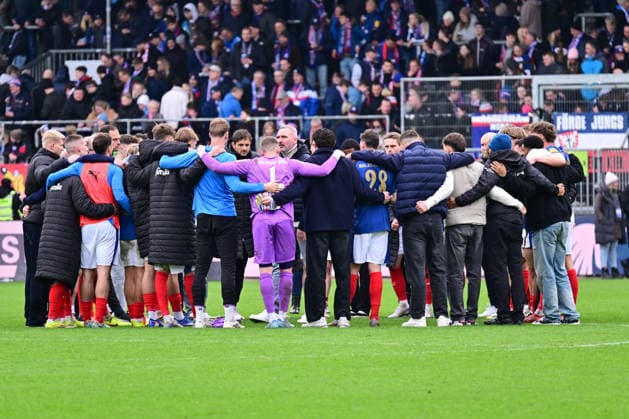 14 03 2026, Soccer, Men, 2 BL Bundesliga , Season 2025 2026, Holstein Kiel 1 FC Nürnberg, Matchday 26 Coach Tim Walter Kiel with his players after the match in the Kiel district, Holstein Stadion Holstein Stadion Schleswig Holstein Germany