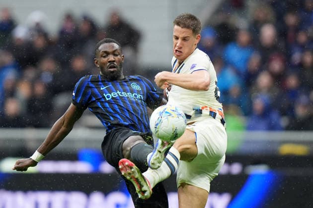 Inter Milan s Marcus Thuram fights for the ball with. Atalanta s Mario Pasalic during the Serie A soccer match between Inter and Atalanta at the San Siro Stadium in Milan , north Italy - Saturday , March 14 , 2026. - Soccer .  Copyright: xSpada LaPressex