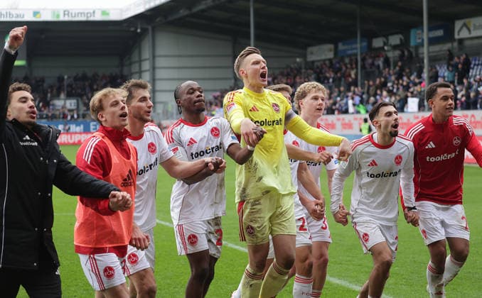 Goalkeeper Jan Reichert 1 FC Nuernberg and team celebrates the victory Football, Men, Season 2025 2026, 2 BL, Holstein Stadion, Holstein Kiel vs 1 FC Nuernberg, 2 3 DFL REGULATIONS PROHIBIT ANY USE OF PHOTOGRAPHS AS IMAGE SEQUENCES AND OR QUASI VIDEO