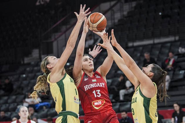 Australia v Hungary - FIBA Women World Cup Qualifiers ISTANBUL, TURKIYE - MARCH 14: Australia player Alexandra Fowler and Hungary player Agnes Torok battle for the ball during the FIBA Women World Cup Qualifiers Group C match between Australia and Hungary at the Turkcell Basketball Development Center in Istanbul, Turkiye on March 14, 2026. Beyza Comert Anadolu Istanbul Turkey. Editorial use only. Please get in touch for any other usage.  Copyright: x2026xAnadoluxBeyzaxComertx