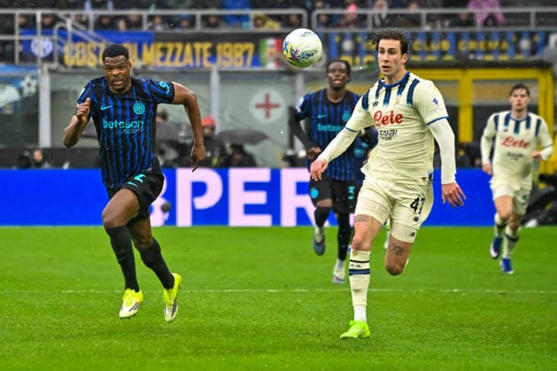 Lorenzo Bernasconi of Atalanta Bc and Denzel Dumfries of FC Internazionale Milano in action during the Serie A football match between FC Internazionale Milano and Atalanta BC at San Siro Stadium on in Milan, Italy.  Copyright: xAndreaxRosito IPAxSportx xipa-agency.netx xx IPA_72860374 IPA_Agency_IPA72860374