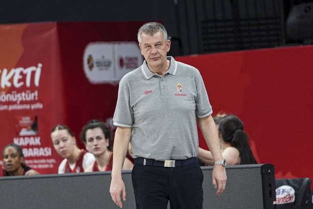 Australia v Hungary - FIBA Women World Cup Qualifiers ISTANBUL, TURKIYE - MARCH 14: Head coach Peter Volgyi of Hungary gives tactics to his players during the FIBA Women World Cup Qualifiers Group C match between Australia and Hungary at the Turkcell Basketball Development Center in Istanbul, Turkiye on March 14, 2026. Beyza Comert Anadolu Istanbul Turkey. Editorial use only. Please get in touch for any other usage.  Copyright: x2026xAnadoluxBeyzaxComertx