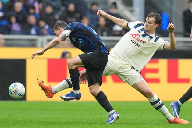 Inter Milan™s Nicolo Barella fights for the ball with Atalanta™s Giorgio Scalvini during the Serie A soccer match between Inter and Atalanta at the San Siro Stadium in Milan , north Italy - Saturday , March 14 , 2026. - Soccer .  Copyright: xSpada LaPressex