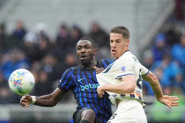 Inter Milan s Marcus Thuram fights for the ball with. Atalanta s Mario Pasalic during the Serie A soccer match between Inter and Atalanta at the San Siro Stadium in Milan , north Italy - Saturday , March 14 , 2026. - Soccer .  Copyright: xSpada LaPressex