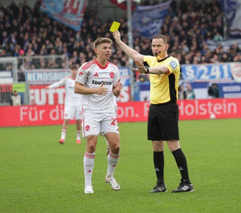 Fin Ole Becker 1 FC Nuernberg gets yellow card from referee Dr. Robert Kampka Football, Men, Season 2025 2026, 2 BL, Holstein Stadion, Holstein Kiel vs 1 FC Nuernberg, 2 3 DFL REGULATIONS PROHIBIT ANY USE OF PHOTOGRAPHS AS IMAGE SEQUENCES AND OR QUASI VIDEO