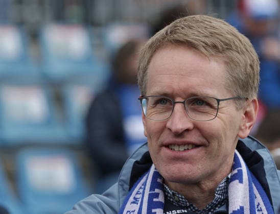 Ministerpraesident Daniel Guenther Football, Men, Season 2025 2026, 2 BL, Holstein Stadion, Holstein Kiel vs 1 FC Nuernberg, 2 3 DFL REGULATIONS PROHIBIT ANY USE OF PHOTOGRAPHS AS IMAGE SEQUENCES AND OR QUASI VIDEO