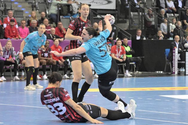 Jusefine Hanfland Thueringer HC, 57 on the ball in a duel with Matilda Ehlert HSG Bensheim Auerbach, 10 and Lucie Marie Kretzschmar HSG Bensheim Auerbach, 33 Thueringer HC vs HSG Bensheim Auerbach, Handball, Women, DHB Cup Haushahn Final 4, Semifinal, Season 2025 2026, 14 03 2026 Thueringer HC vs HSG Bensheim Auerbach, Handball, Women, DHB Cup Haushahn Final 4, Semifinal, Season 2025 2026, 14 03 2026 Stuttgart Copyright: xEibner-Pressefoto TobiasxBaurx EP_TBR