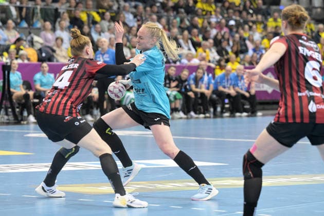 Johanna Reichert Thueringer HC, 29 in duel with Meike Schmelzer HSG Bensheim Auerbach, 24 Thueringer HC vs HSG Bensheim Auerbach, Handball, Women, DHB Pokal Haushahn Final 4, Semi-final, Season 2025 2026, 14 03 2026 Thueringer HC vs HSG Bensheim Auerbach, Handball, Women, DHB Pokal Haushahn Final 4, Semi-final, Season 2025 2026, 14 03 2026 Stuttgart Copyright: xEibner-Pressefoto TobiasxBaurx EP_TBR