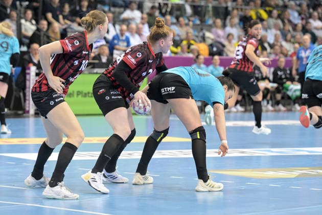Meike Schmelzer HSG Bensheim Auerbach, 24 in duel with Jana Scheib Thueringer HC, 20 Thueringer HC vs HSG Bensheim Auerbach, Handball, Women, DHB Pokal Haushahn Final 4, Semi-final, Season 2025 2026, 14 03 2026 Thueringer HC vs HSG Bensheim Auerbach, Handball, Women, DHB Pokal Haushahn Final 4, Semi-final, Season 2025 2026, 14 03 2026 Stuttgart Copyright: xEibner-Pressefoto TobiasxBaurx EP_TBR