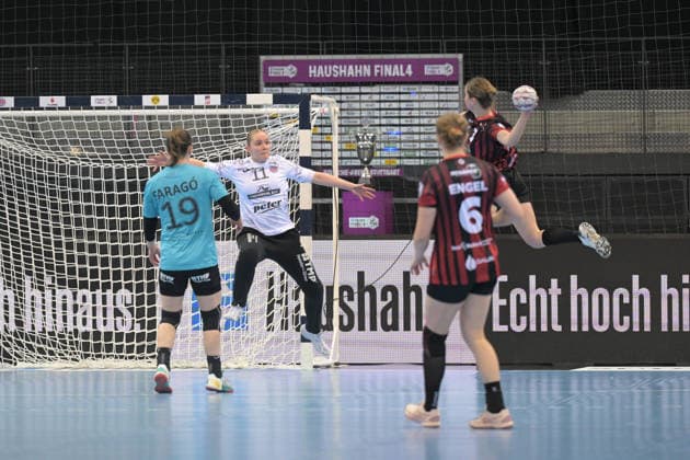 Laura Kuske Thueringer HC, 11 in goal in duel with Amelie Berger HSG Bensheim Auerbach, 03 Thueringer HC vs HSG Bensheim Auerbach, Handball, Women, DHB Pokal Haushahn Final 4, Semifinal, Season 2025 2026, 14 03 2026 Thueringer HC vs HSG Bensheim Auerbach, Handball, Women, DHB Pokal Haushahn Final 4, Semifinal, Season 2025 2026, 14 03 2026 Stuttgart Copyright: xEibner-Pressefoto TobiasxBaurx EP_TBR
