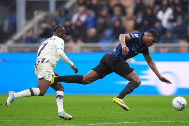 Atalanta s Kamaldeen Sulemana fights for the ball with Inter Milan™s Denzel Dumfries during the Serie A soccer match between Inter and Atalanta at the San Siro Stadium in Milan , north Italy - Saturday , March 14 , 2026. - Soccer .  Copyright: xSpada LaPressex