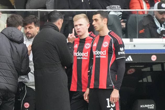Trainer Trainer Albert Riera (Eintracht Frankfurt) gibt den Einwechselspielern Jonathan Burkardt (Eintracht Frankfurt), Ellyes Skhiri (Eintracht Frankfurt) Anweisungen - Frankfurt 14.03.2026: Eintracht Frankfurt vs. 1. FC Heidenheim, Deutsche Bank Park, 26. Spieltag Bundesliga *** Coach Coach Albert Riera Eintracht Frankfurt gives the substitutes Jonathan Burkardt Eintracht Frankfurt , Ellyes Skhiri Eintracht Frankfurt Instructions Frankfurt 14 03 2026 Eintracht Frankfurt vs 1 FC Heidenheim, Deutsche Bank Park, 26 Matchday Bundesliga