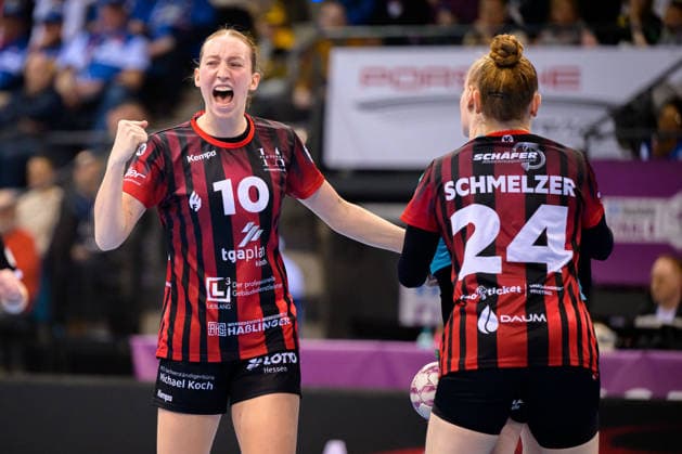 Handball DHB Cup, semi-final, Thueringer HC HSG Bensheim Auerbach Matilda Ehlert Bensheim , Meike Schmelzer Bensheim Jubel Freude Emotion Stuttgart Porsche Arena Baden Württemberg Germany