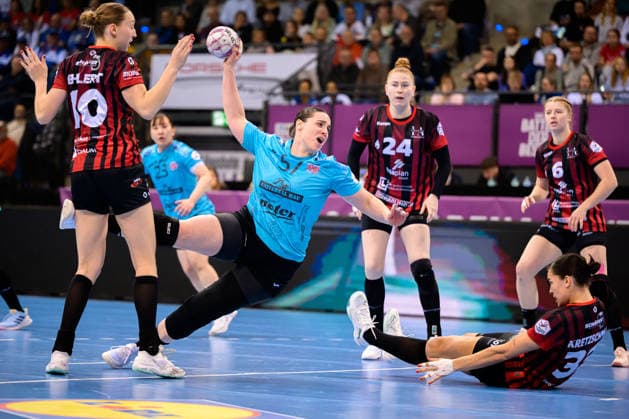 Handball DHB Cup, semi-final, Thueringer HC HSG Bensheim Auerbach from left Matilda Ehlert Bensheim , Josefine Hanfland Thueringer HC , Meike Schmelzer Bensheim , Lucie Marie Kretzschmar Bensheim Stuttgart Porsche Arena Baden Württemberg Germany