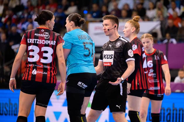 Handball DHB Cup, semi-final, Thueringer HC HSG Bensheim Auerbach Lucie Marie Kretzschmar Bensheim , referee Marvin Cesnik Stuttgart Porsche Arena Baden Württemberg Germany