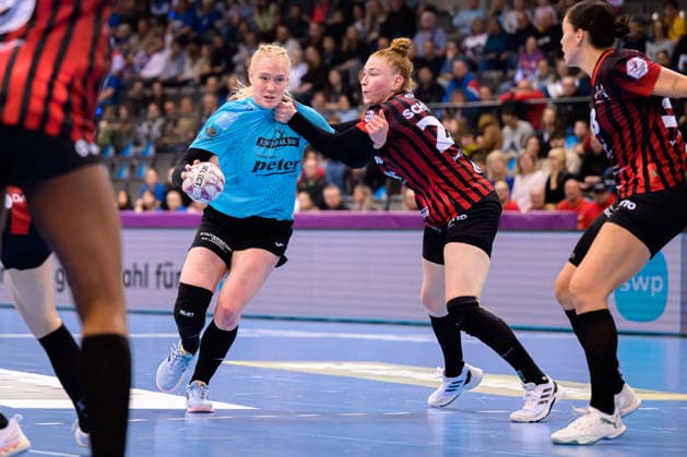 Handball DHB Cup, semi-final, Thueringer HC HSG Bensheim Auerbach from left in duel Johanna Reichert Thueringer HC and Meike Schmelzer Bensheim Stuttgart Porsche Arena Baden Württemberg Germany