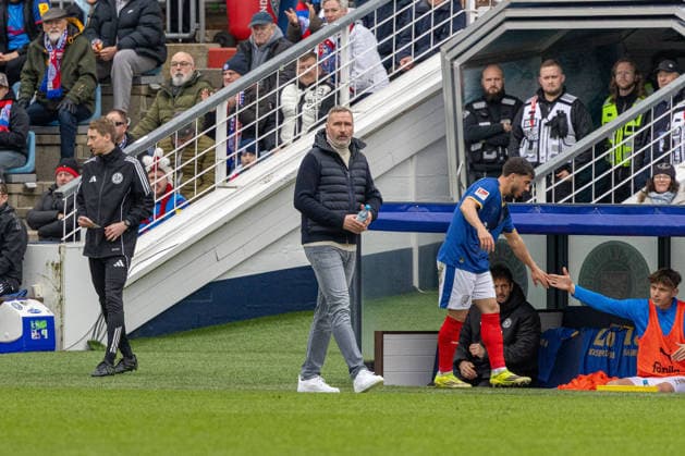 14 03 2026 Soccer 2 Bundesliga Men Season 2025 2026 26 Matchday KSV Holstein Kiel 1 FC Nürnberg Kiel in blue, Nürnberg in white Tim Walter, Coach Holstein Kiel On the right at the bench the substituted Umut Tohumcu Kiel Holstein Stadium, Westring 501 Schleswig Holstein Germany