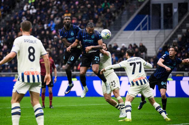 FC Internazionale v Atalanta BC - Serie A Manuel Akanji of FC Internazionale heads the ball during the Serie A football match between FC Internazionale and Atalanta BC. Milan Italy Copyright: xNicolòxCampox
