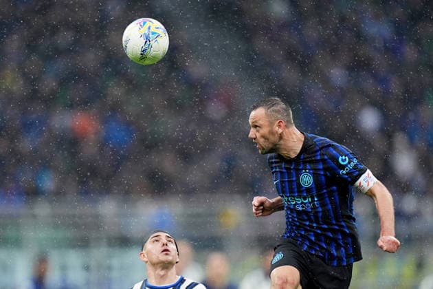 Inter Milan™s Stefan de Vrij fights for the ball with. Atalanta s Nikola Krstovic during the Serie A soccer match between Inter and Atalanta at the San Siro Stadium in Milan , north Italy - Saturday , March 14 , 2026. - Soccer .  Copyright: xSpada LaPressex