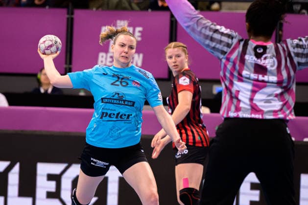 Handball DHB Cup, semi-final, Thueringer HC HSG Bensheim Auerbach Anna Szabo Thueringer HC , Goalkeeper Vanessa Fehr Bensheim Stuttgart Porsche Arena Baden Württemberg Germany