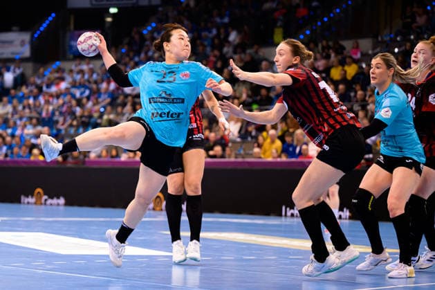 Handball DHB Cup, semi-final, Thueringer HC HSG Bensheim Auerbach v li Natsuki Aizawa Thueringer HC , Matilda Ehlert Bensheim Stuttgart Porsche Arena Baden Württemberg Germany