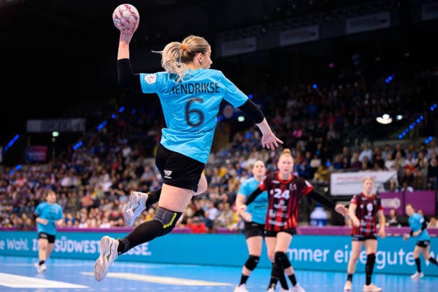 Handball DHB Cup, semi-final, Thueringer HC HSG Bensheim Auerbach Nathalie Hendrikse Thueringer HC Stuttgart Porsche Arena Baden Württemberg Germany