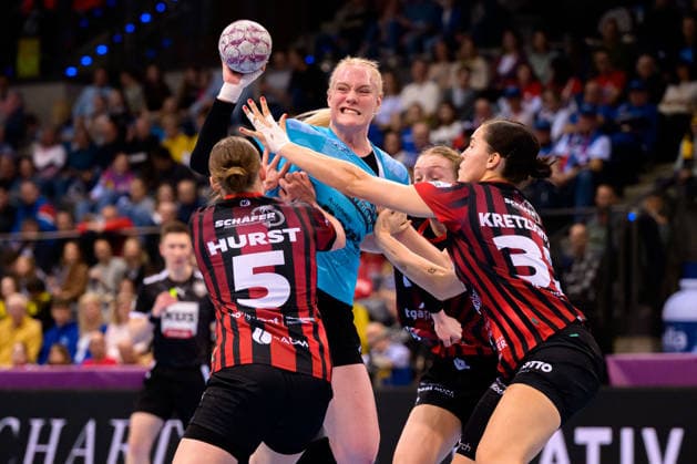 Handball DHB Cup, semi-final, Thueringer HC HSG Bensheim Auerbach Isabell Hurst Bensheim , Johanna Reichert Thueringer HC , Lucie Marie Kretzschmar Bensheim Stuttgart Porsche Arena Baden Württemberg Germany