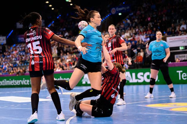 Handball DHB Cup, semi-final, Thueringer HC HSG Bensheim Auerbach f li Ndidi Agwunedu Bensheim , Jana Scheib Thueringer HC , Isabell Hurst Bensheim Stuttgart Porsche Arena Baden Württemberg Germany