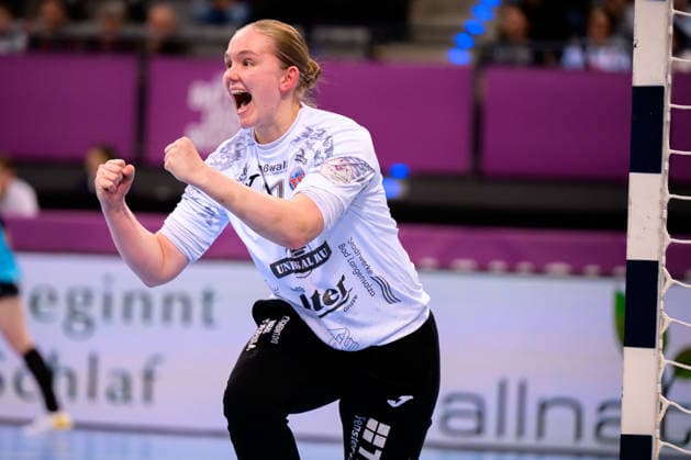 Handball DHB Cup, semi-final, Thueringer HC HSG Bensheim Auerbach Goalkeeper Laura Kuske Thueringer HC Jubel Freude Emotion Stuttgart Porsche Arena Baden Württemberg Germany