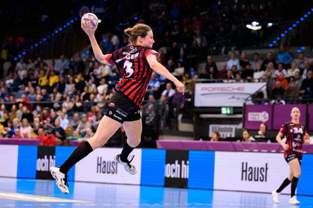Handball DHB Cup, semi-final, Thueringer HC HSG Bensheim Auerbach Amelie Berger Bensheim Stuttgart Porsche Arena Baden Württemberg Germany