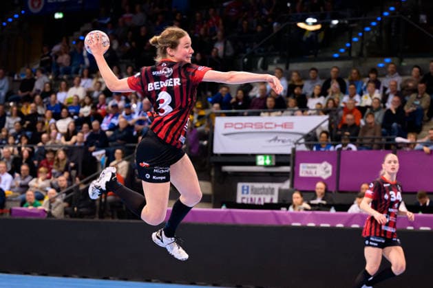 Handball DHB Cup, semi-final, Thueringer HC HSG Bensheim Auerbach Amelie Berger Bensheim Stuttgart Porsche Arena Baden Württemberg Germany