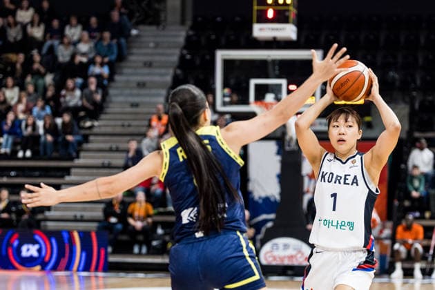 LYON-VILLEURBANNE, FRANCE - MARCH 14: Jihyun Park (Republic of Korea, 1) controls the ball against Manuela Rios (Colombia, 9) during the FIBA Women™s World Cup Qualifying Tournament match between Republic of Korea (KOR) vs. Colombia (COL) at Astroballe on matchday 3 of the FIBA Women™s World Cup Qualifying Tournament on March 14, 2026 in Lyon-Villeurbanne, France. France Copyright: xSteffiexWunderlx