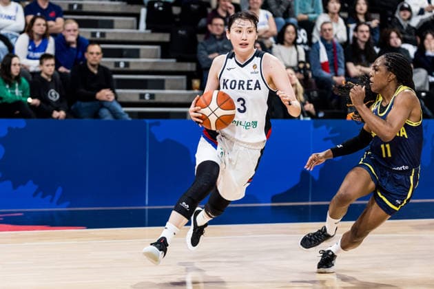 LYON-VILLEURBANNE, FRANCE - MARCH 14: Leeseul Kang (Republic of Korea, 3) controls the ball against Mayra Caicedo (Colombia, 11) during the FIBA Women™s World Cup Qualifying Tournament match between Republic of Korea (KOR) vs. Colombia (COL) at Astroballe on matchday 3 of the FIBA Women™s World Cup Qualifying Tournament on March 14, 2026 in Lyon-Villeurbanne, France. France Copyright: xSteffiexWunderlx