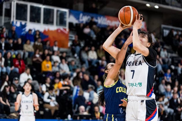 LYON-VILLEURBANNE, FRANCE - MARCH 14: Jisu Park (Republic of Korea, 7) shoots the ball against Jenifer Munoz (Colombia, 12) during the FIBA Women™s World Cup Qualifying Tournament match between Republic of Korea (KOR) vs. Colombia (COL) at Astroballe on matchday 3 of the FIBA Women™s World Cup Qualifying Tournament on March 14, 2026 in Lyon-Villeurbanne, France. France Copyright: xSteffiexWunderlx