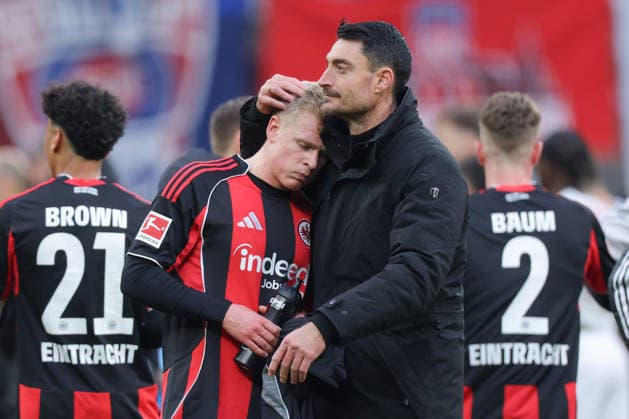Eintracht Frankfurt - 1.FC Heidenheim, 1. FBL Trainer Albert Riera (Eintracht Frankfurt) umarmt nach dem Schlusspfiff Jonathan Burkardt, Jonny Burkardt (Eintracht Frankfurt, 9). Bundesligaspiel zwischen Eintracht Frankfurt und dem 1.FC Heidenheim am 14. März 2026 im Deutsche Bank Park in Frankfurt am Main., Frankfurt am Main Hessen Deutschland Deutsche Bank Park *** Eintracht Frankfurt 1 FC Heidenheim, 1 FBL Coach Albert Riera Eintracht Frankfurt hugs after the final whistle Jonathan Burkardt, Jonny Burkardt Eintracht Frankfurt, 9 Bundesliga match between Eintracht Frankfurt and 1 FC Heidenheim on March 14, 2026 at Deutsche Bank Park in Frankfurt am Main , Frankfurt am Main Hessen Germany Deutsche Bank Park