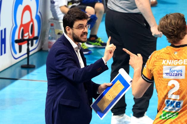 DEU, DVV, 1.VBL, BR Volleys vs. Netzhoppers Bestensee, 14.03.2026, Max-Schmeling-Halle, Berlin, DEU, DVV, 1.VBL, BR Volleys vs. Netzhoppers Bestensee, im Bild Trainer Alexandre Leal (BR Volleys), Matthew Knigge (BR Volleys 2) *** DEU, DVV, 1 VBL, BR Volleys vs Netzhoppers Bestensee, 14 03 2026, Max Schmeling Halle, Berlin, DEU, DVV, 1 VBL, BR Volleys vs Netzhoppers Bestensee, in the picture coach Alexandre Leal BR Volleys , Matthew Knigge BR Volleys 2 nordphotoxGmbHx xEngler nph00076