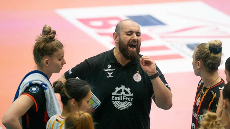 14 3 2026, Volleyball, Women, VBL, 1 VBL, 1 Volleyball Bundesliga, Season 2025 26, 22 Matchday, SSC Palmberg Schwerin Allianz MTV Stuttgart, Coach Konstantin Bitter Allianz MTV Stuttgart, Center gives instructions to his players Schwerin Palmberg Arena Mecklenburg-Vorpommern Germany