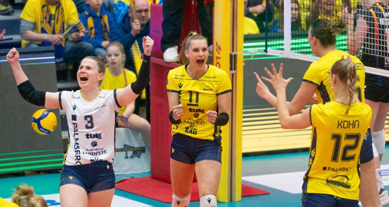 14 3 2026, Volleyball, Women, VBL, 1 VBL, 1 Volleyball Bundesliga, Season 2025 26, 22 Matchday, SSC Palmberg Schwerin Allianz MTV Stuttgart, Florien Reesink SSC Palmberg Schwerin, left, Anne Hölzig SSC Palmberg Schwerin, 2 from left and Hannah Kohn SSC Palmberg Schwerin, right cheering Schwerin Palmberg Arena Mecklenburg Vorpommern Germany