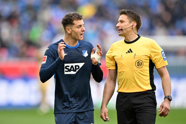Referee Referee Tobias Reichel in conversation Discussion with Fisnik Asllani TSG 1899 Hoffenheim 11 Gesture Gesture TSG 1899 Hoffenheim vs VfL Wolfsburg WOB 14 03 2026 DFL REGULATIONS PROHIBIT ANY USE OF PHOTOGRAPHS AS IMAGE SEQUENCES AND OR QUASI VIDEO TSG 1899 Hoffenheim vs VfL Wolfsburg WOB